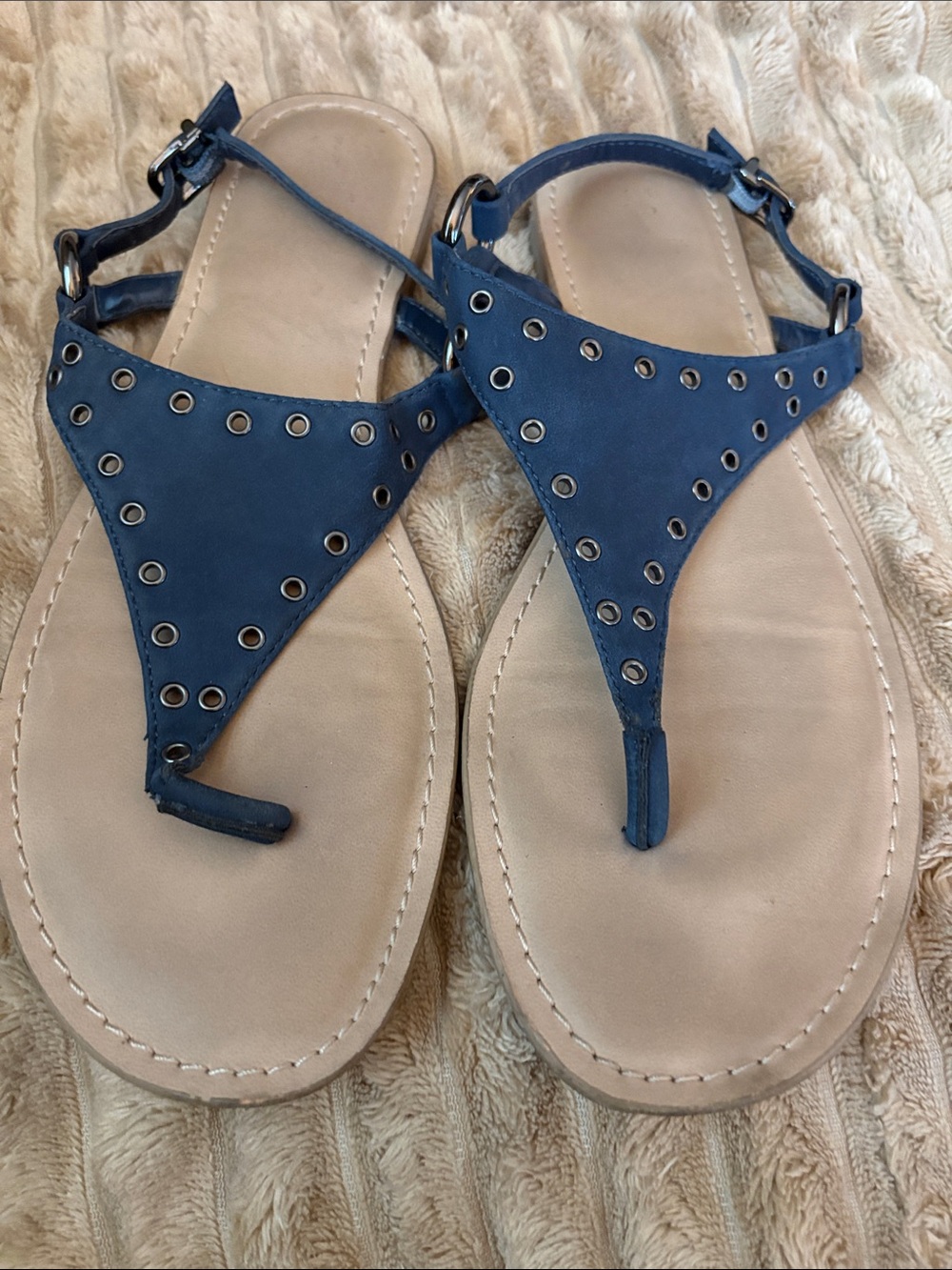 Vera Wang Blue Grommet T-Strap Sandals
